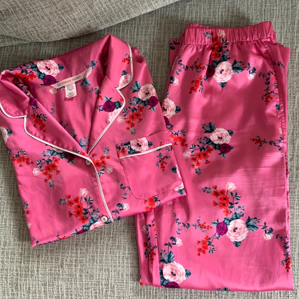 Victoria’s Secret Satin Floral Printed Long Pajamas Size Small Used